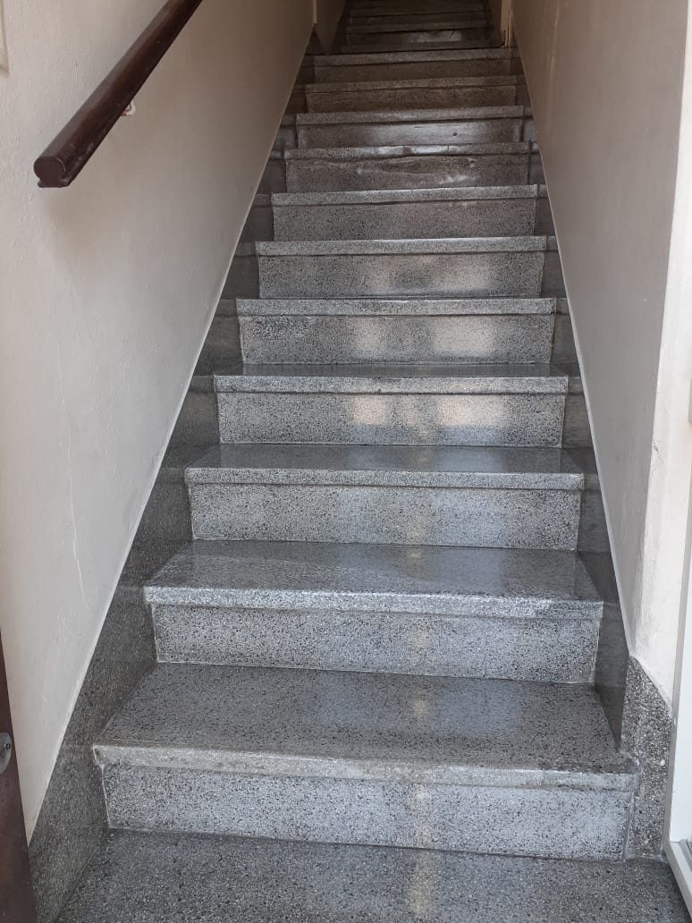 Raspagem de escada de granilite — Zona Norte - JF Polimentos
