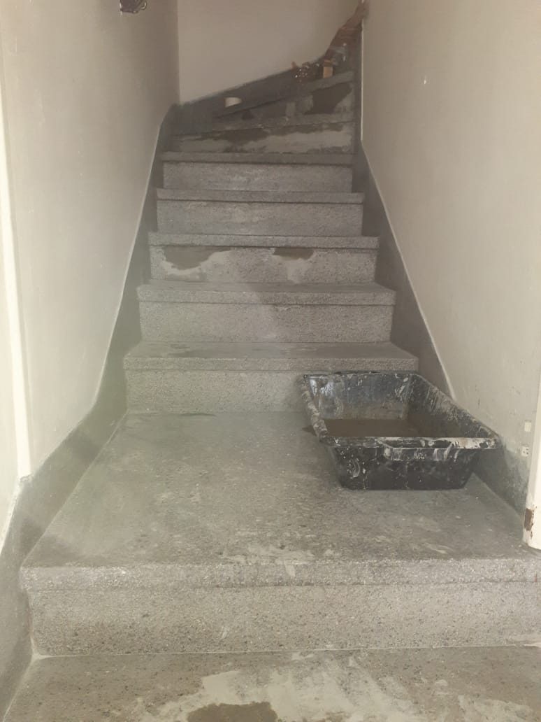 Escada residencial restaurada - JF Polimentos