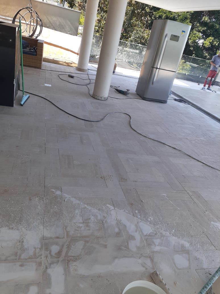 Calafetação de mármore travertino romano — Tamboré - JF Polimentos